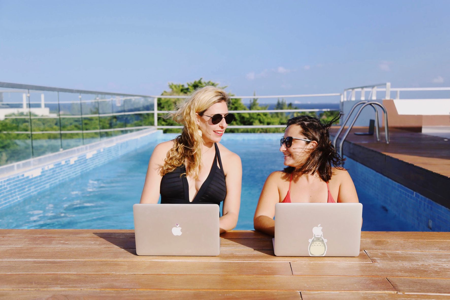 remote-workers-work-from-pool-rooftop