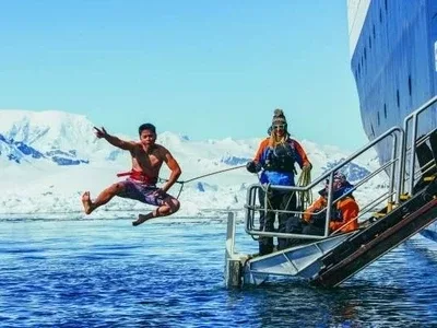 hp-antarctica-highlights-polar-plunge