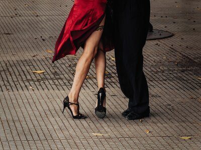 Pareja bailando tango en Buenos Aires